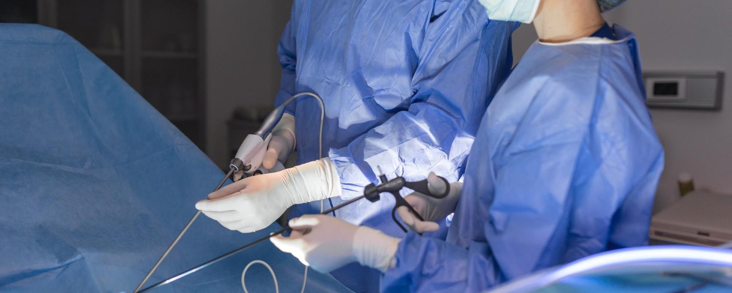 vista-posterior-equipo-cirujanos-mira-monitores-mientras-realiza-operacion-quirofano-hospital-cirujano-masculino-que-opera-al-paciente-que-trabaja-instrumentos-laparoscopia-quirurgica